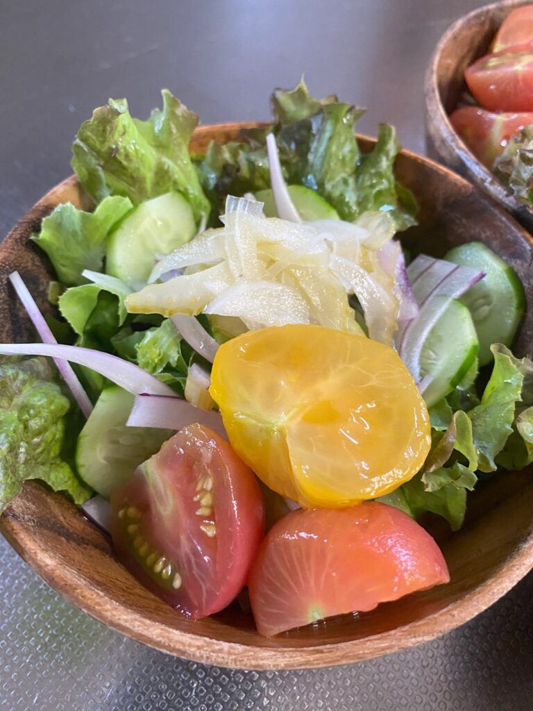 自家製野菜を使ったサラダ