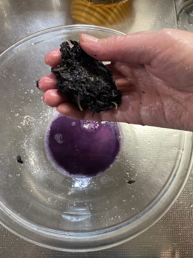 ガラスボウルの中で赤しそを塩もみしている様子