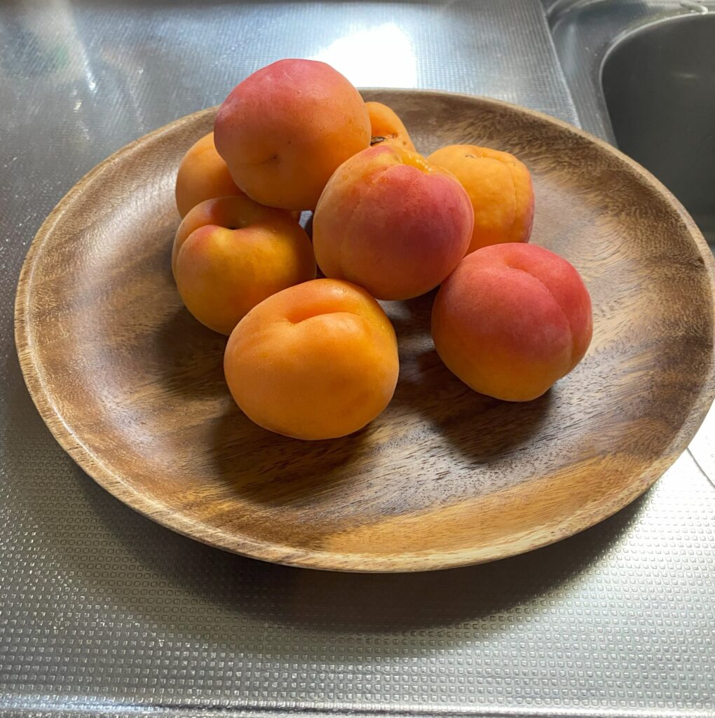 木のトレイにあんずが8個つまれている様子