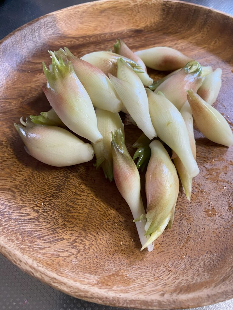 木の皿に沢山がのっている