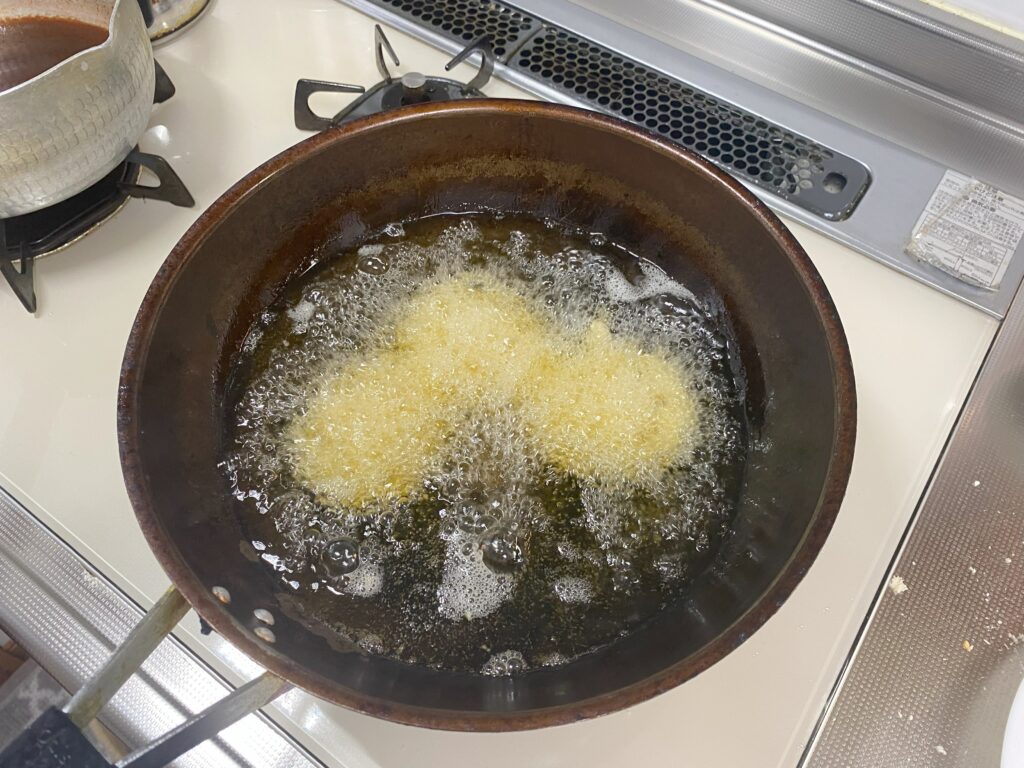 レンコンを油で揚げています。