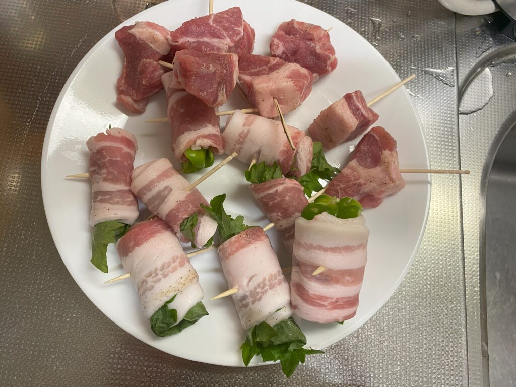 豚シソ巻きと一口豚肉を楊子にさして準備されている