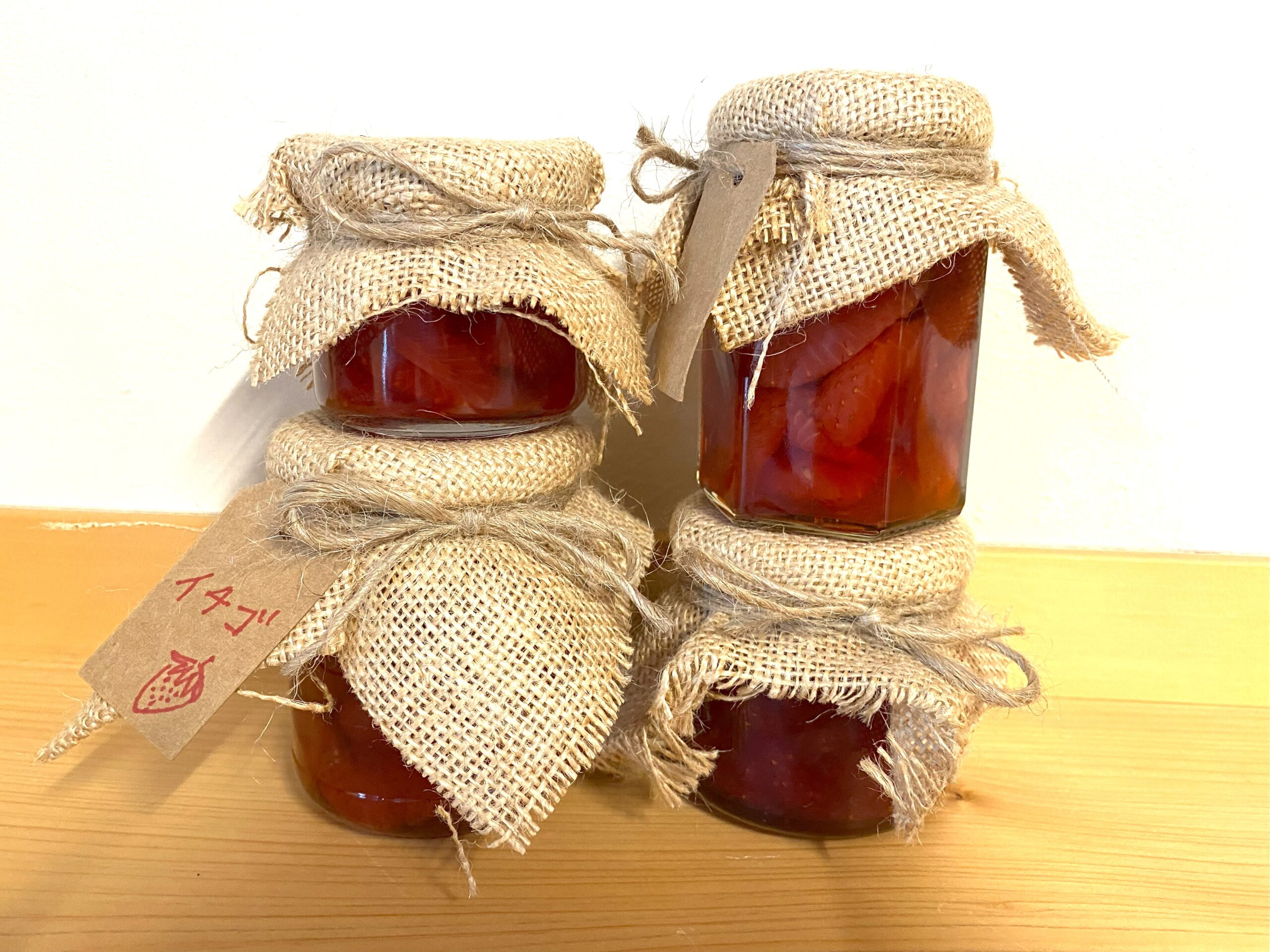 麻布で包んだ手作りいちごジャムの瓶。「畑とジャムと。」のナチュラルで体に優しいジャム