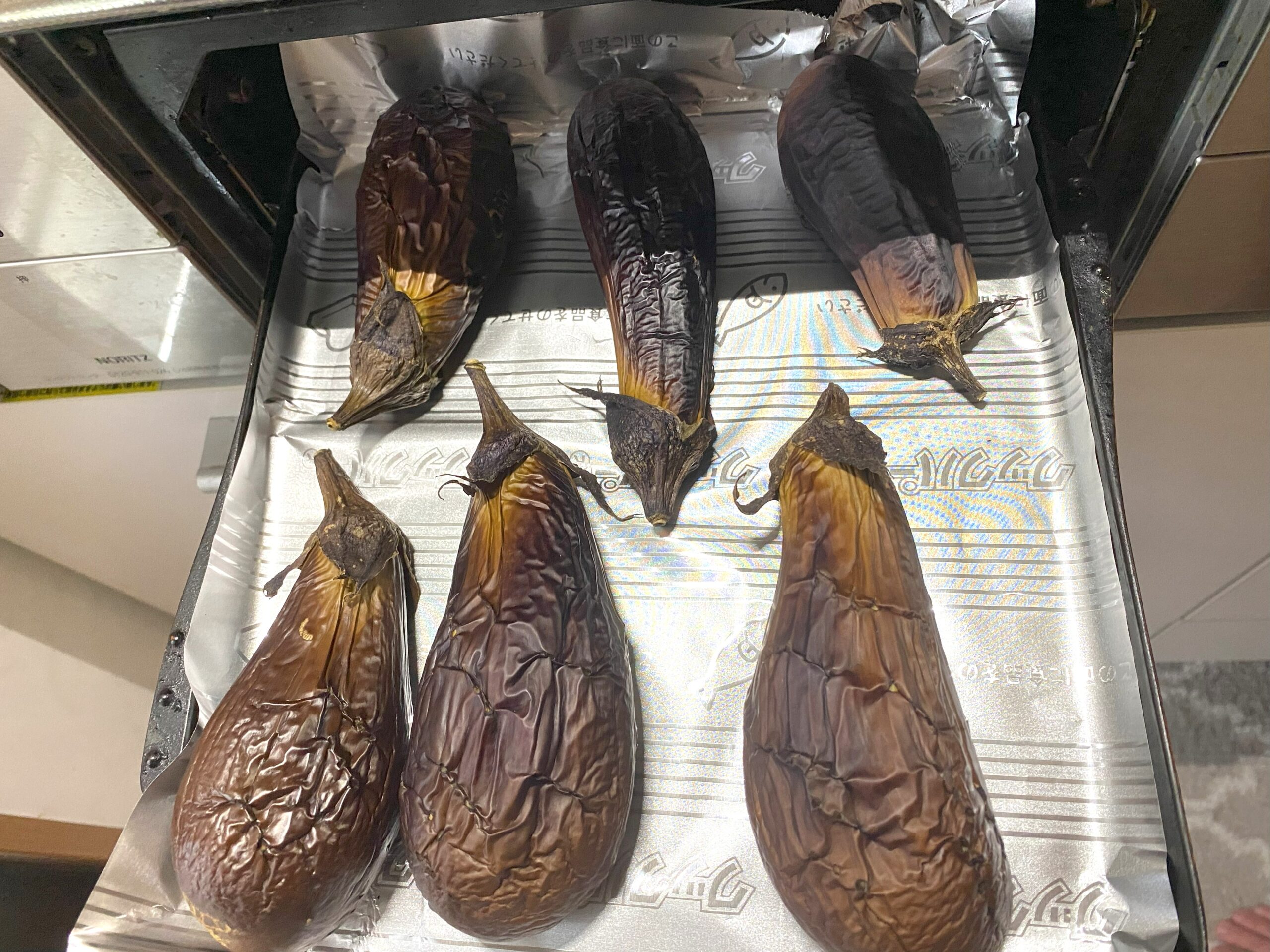 オーブンで焼き中のナス タプナードの下準備