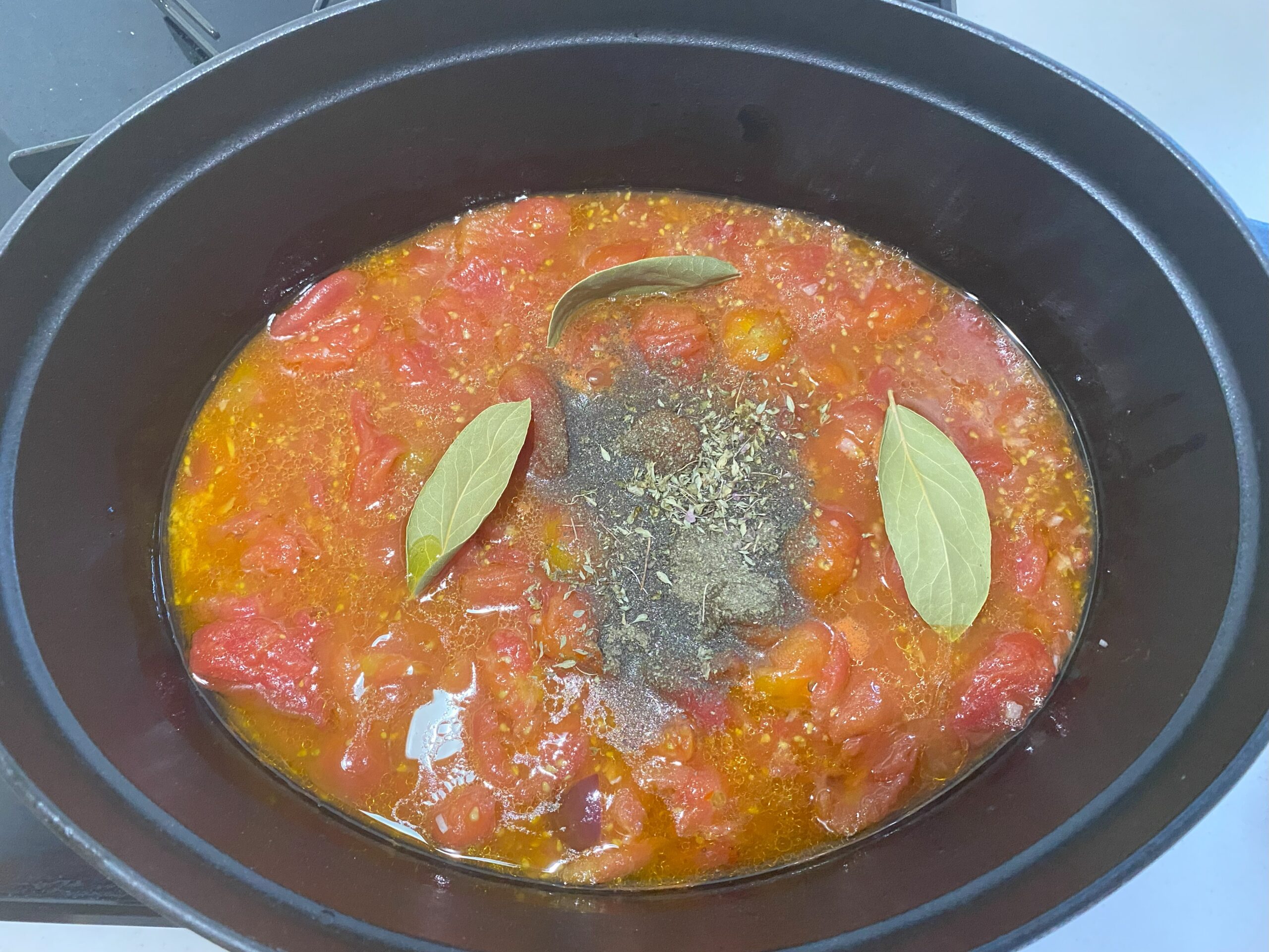煮込み中のトマトとスパイス