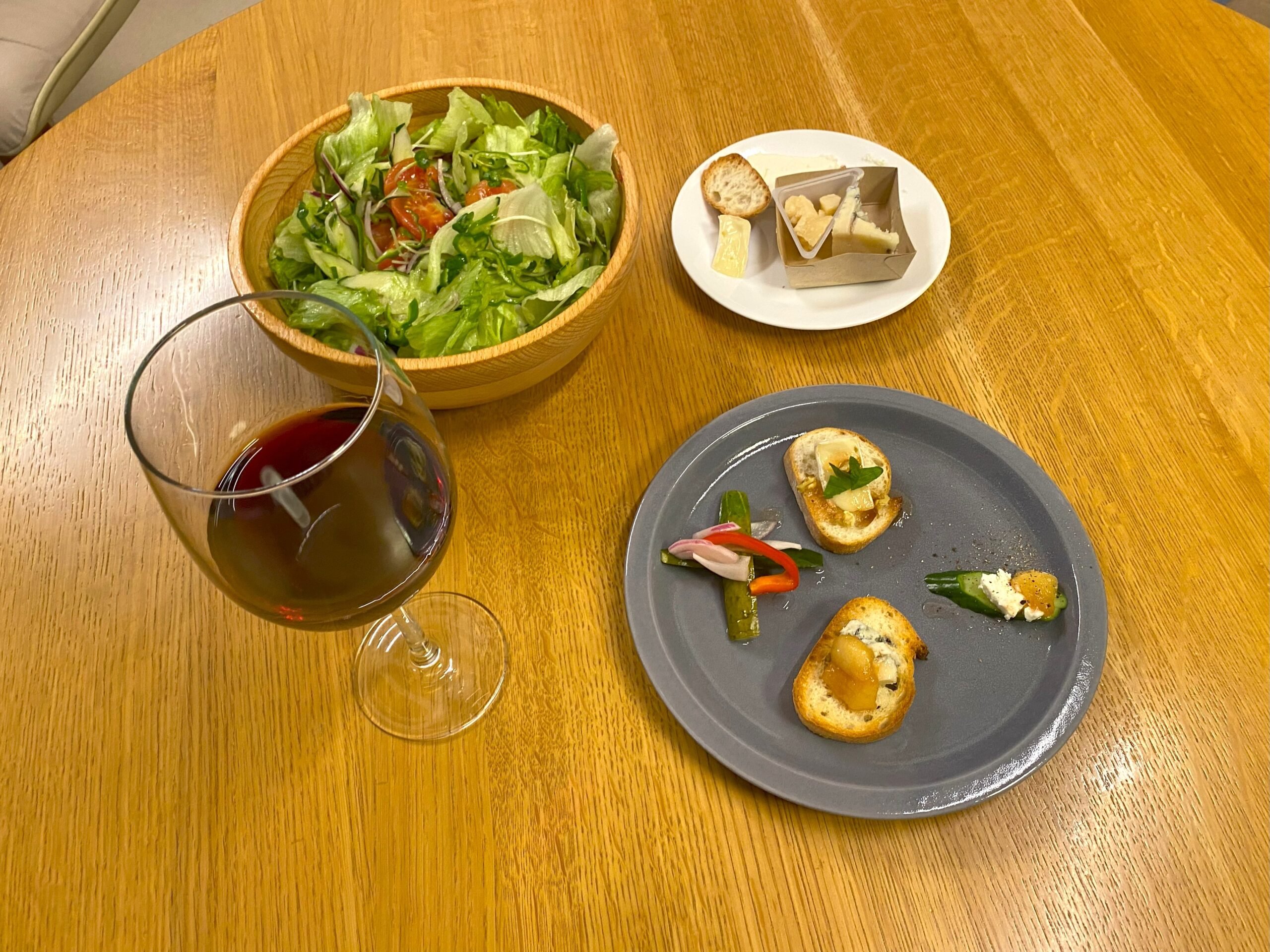 桃ジャムの前菜とサラダ、軽めの赤ワインで楽しむ食卓