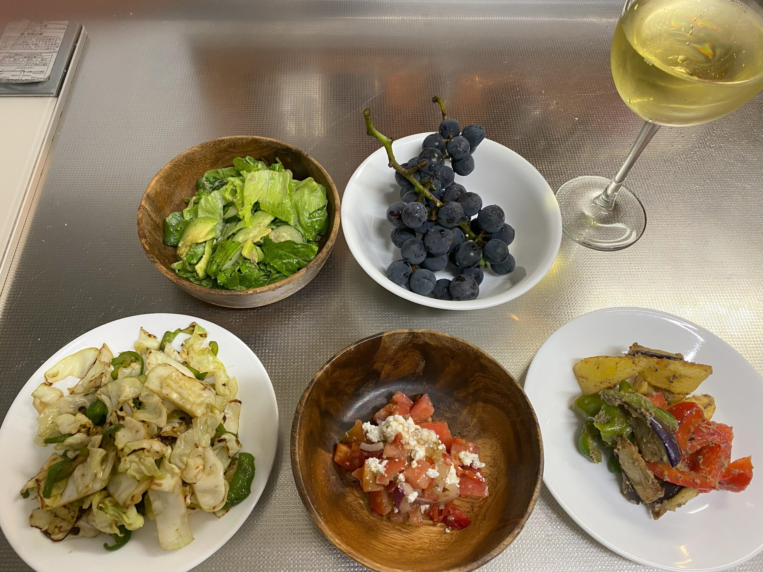 食卓シーン ワインとサラダ