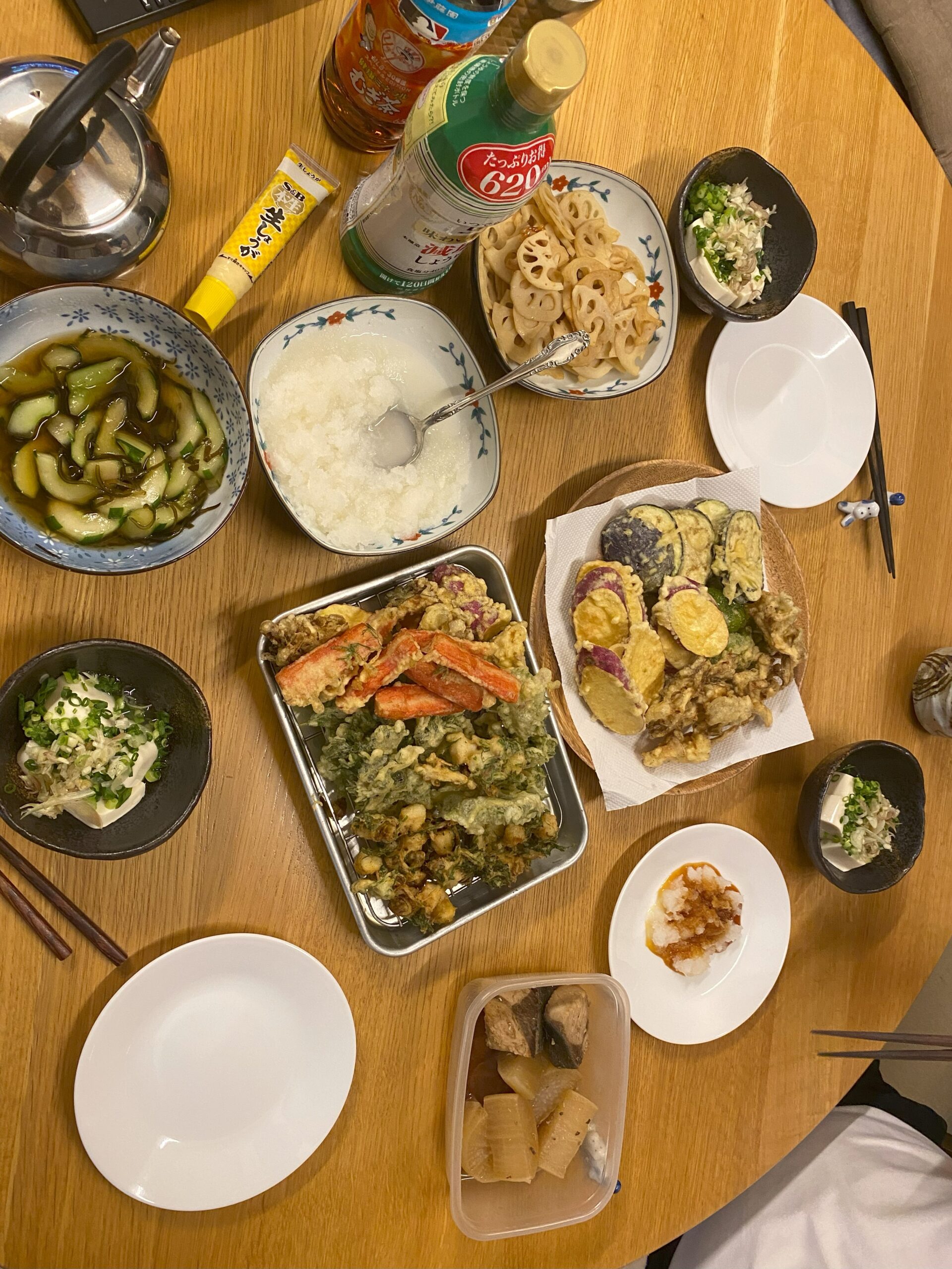 食卓に並んだ天ぷらとおかず