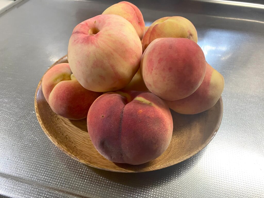 木の皿に訳アリ桃が沢山のせられている