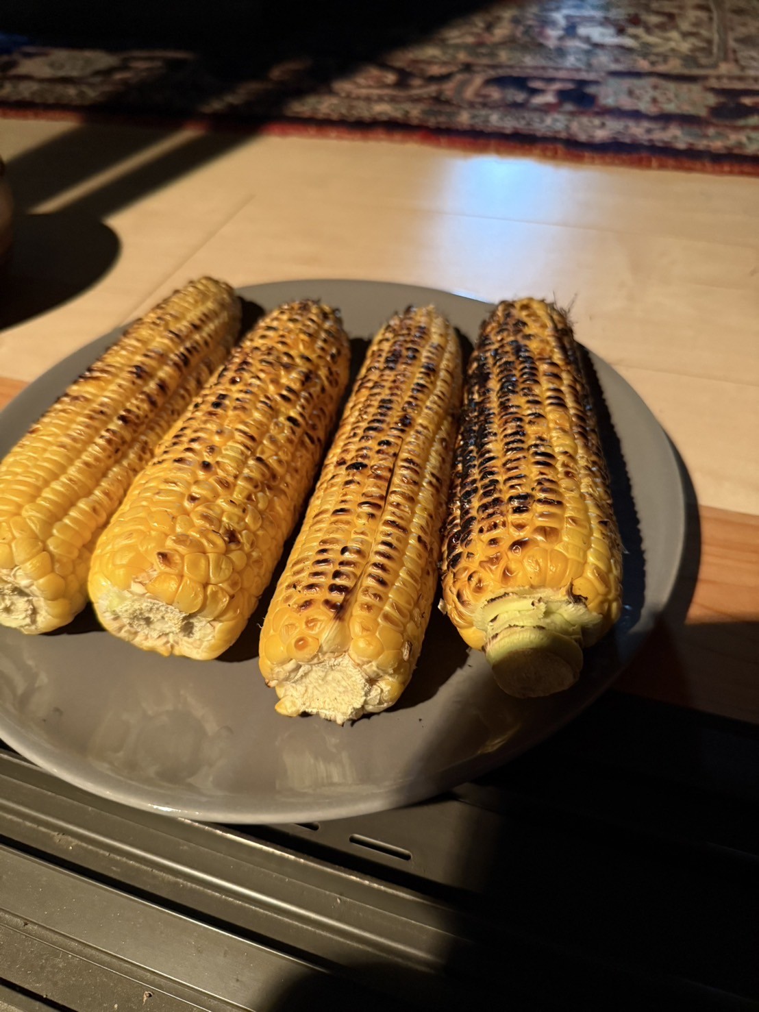 焼き上がったトウモロコシ