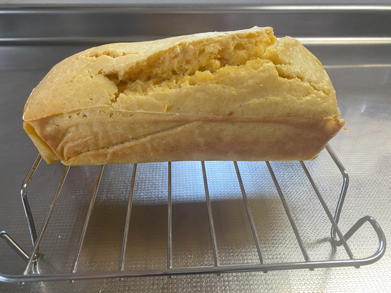オーブンで焼き上がったコーンブレッド全体、焼きたての様子