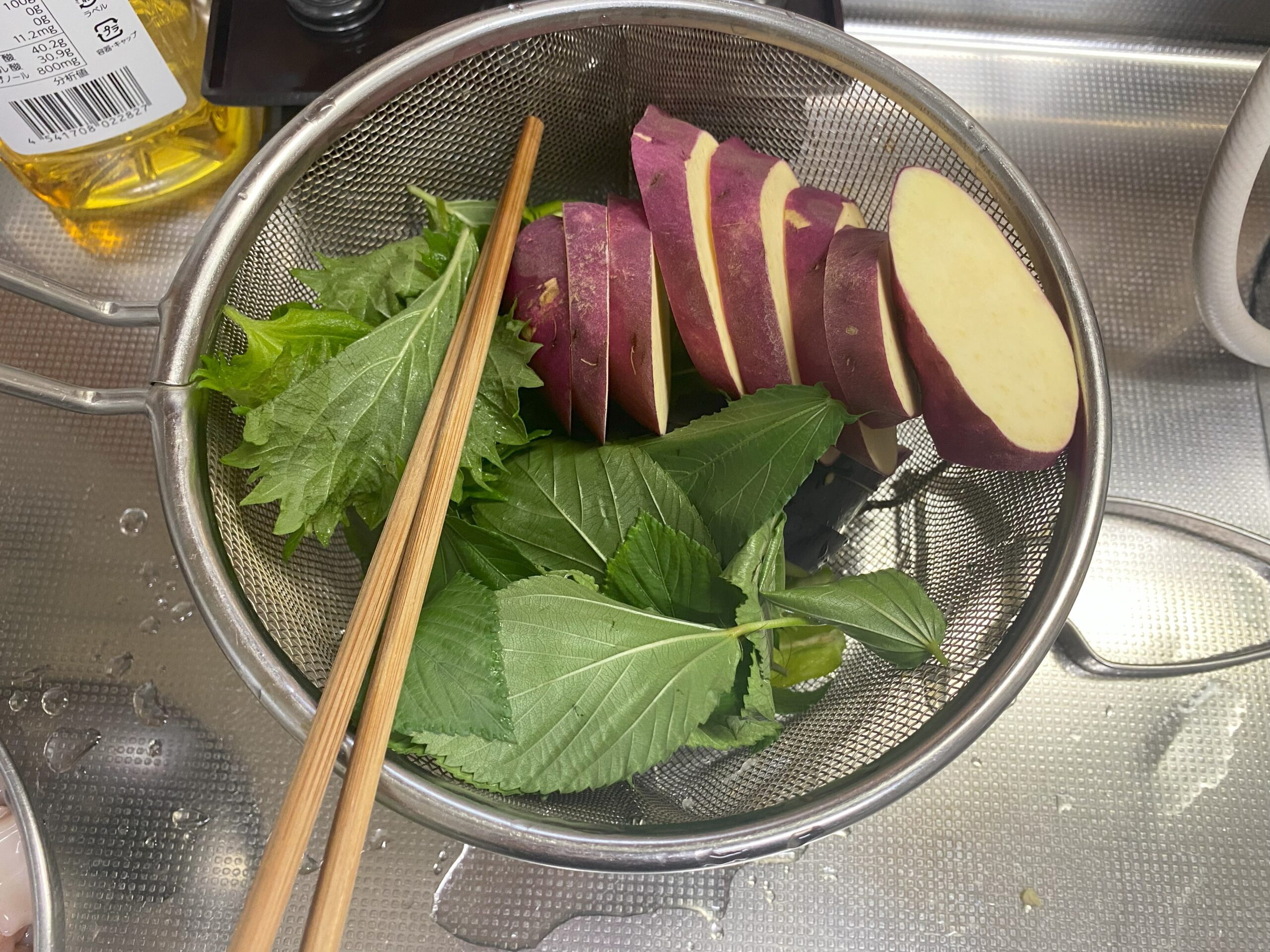 天ぷら用に切ったさつまいもと新鮮な大葉