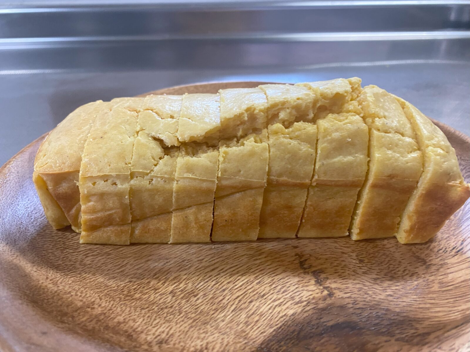 スライスしたコーンブレッドを並べた写真、朝食やおやつにぴったりの盛り付け