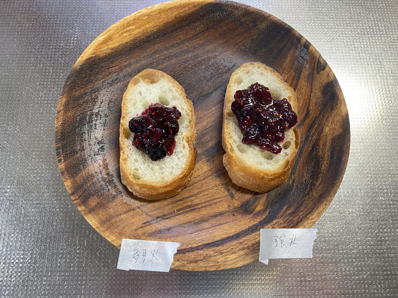 長時間煮ジャムとサッと煮ジャムをパンにのせて試食