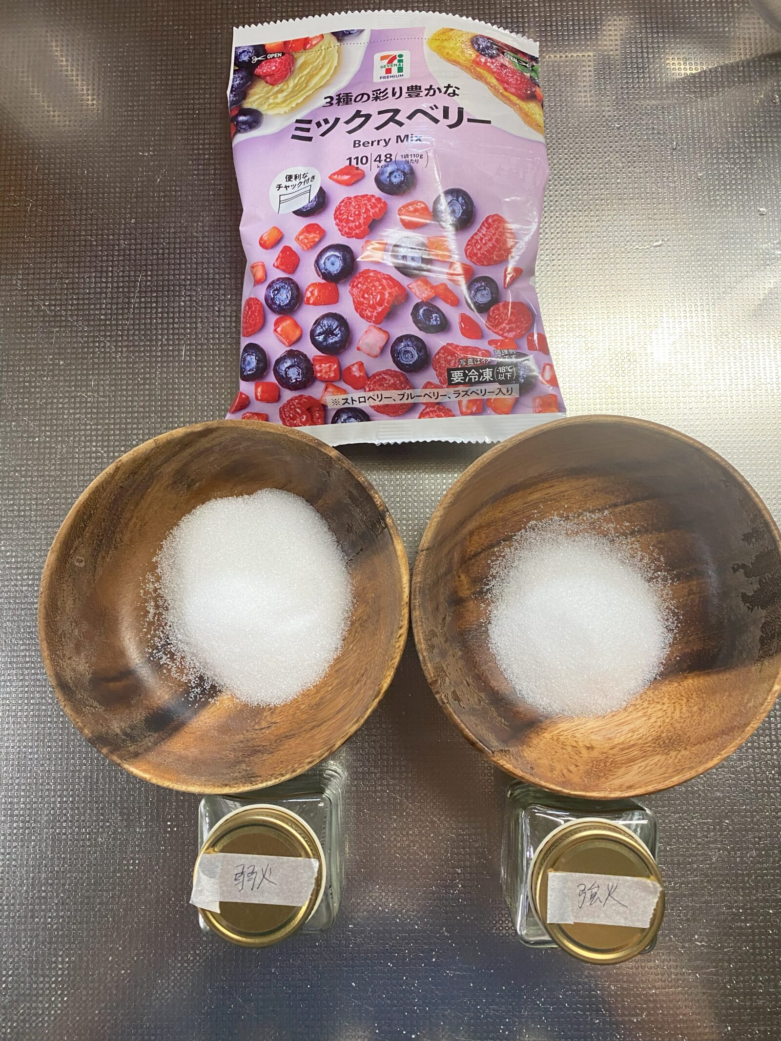 冷凍ミックスベリーと砂糖を用意したジャム実験の材料