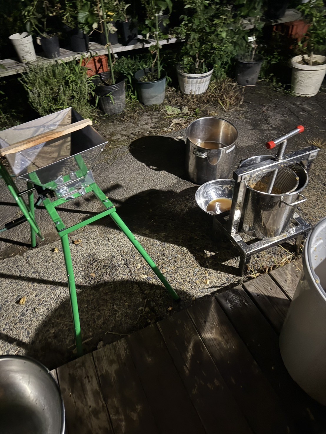 搾汁機でりんごの果汁を絞る様子（手作りりんごシロップ）