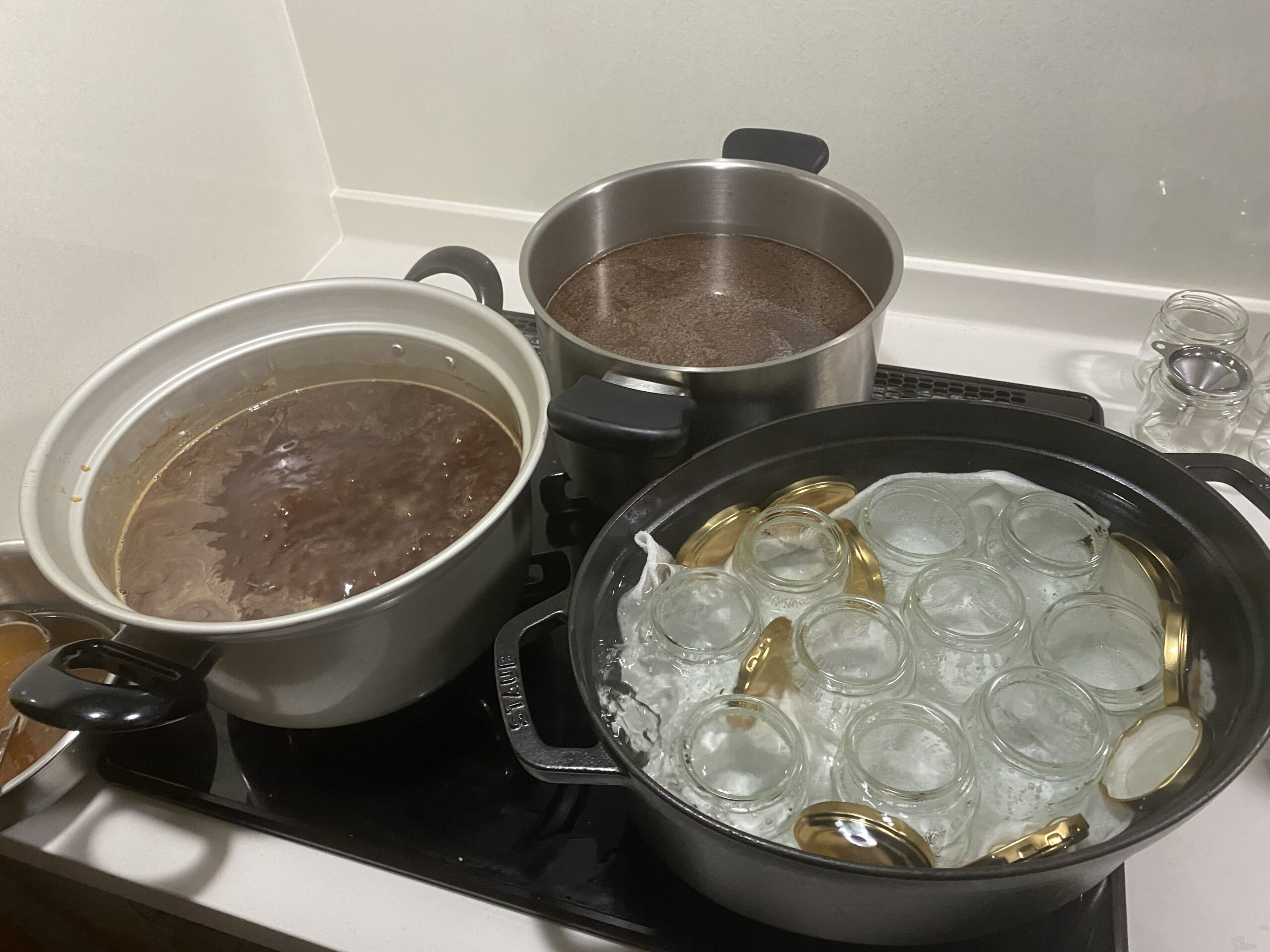 瓶とフタを鍋で煮沸消毒している様子（手作りりんごシロップ）