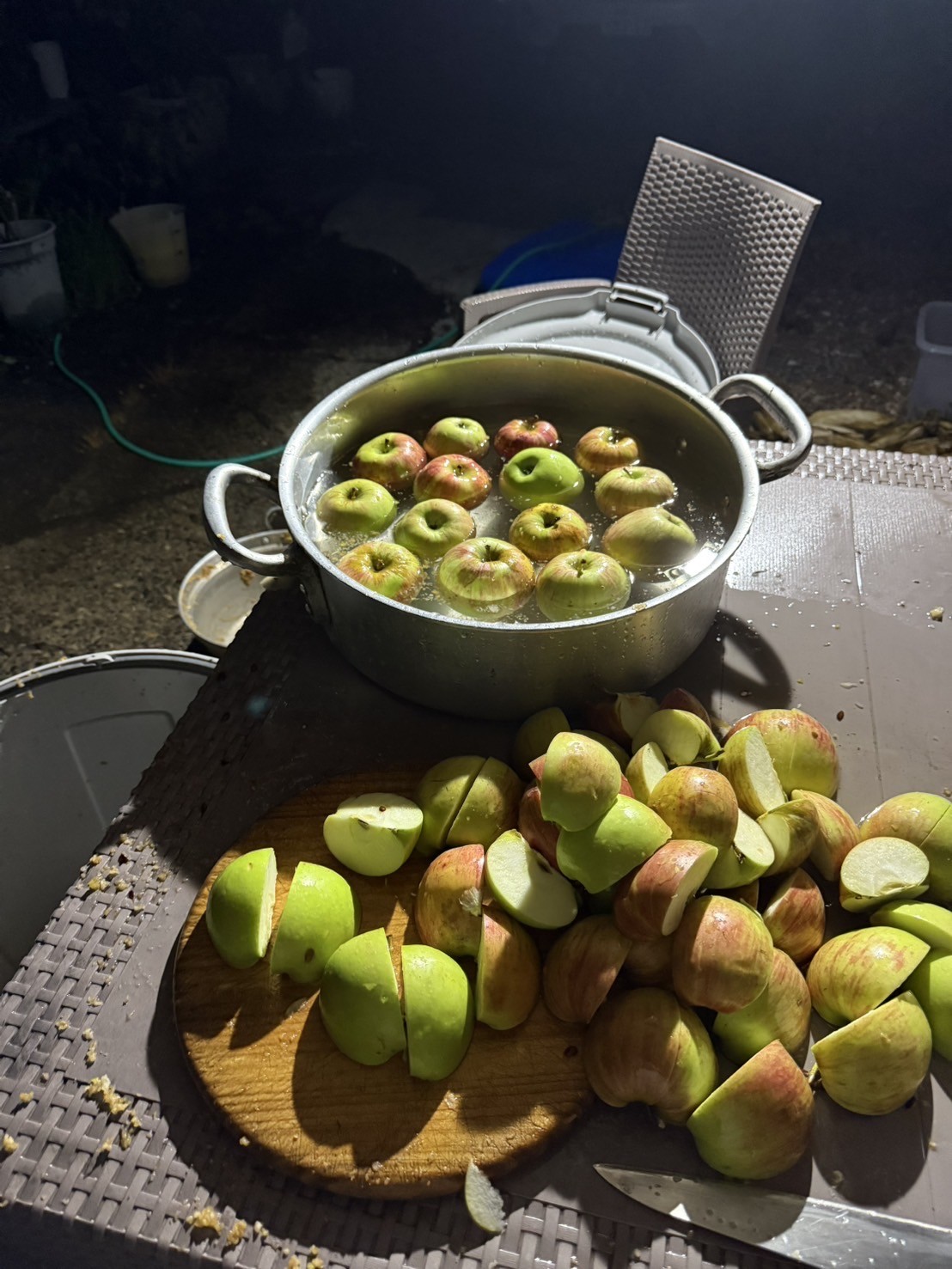 りんごを洗い、カットして下準備をする様子（手作りりんごシロップ）