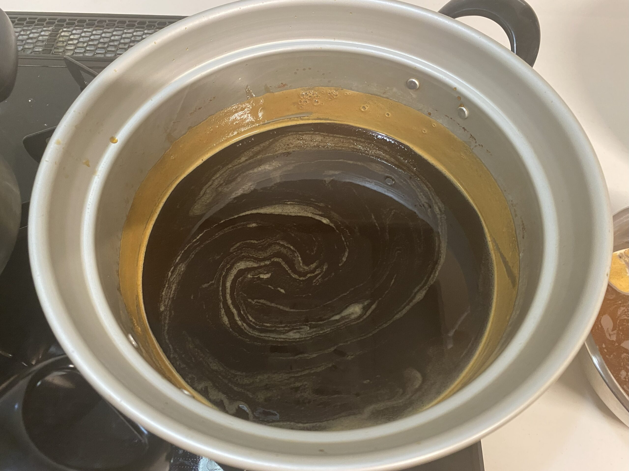 さらに濃くなったりんごシロップの表面（手作りりんごシロップ）