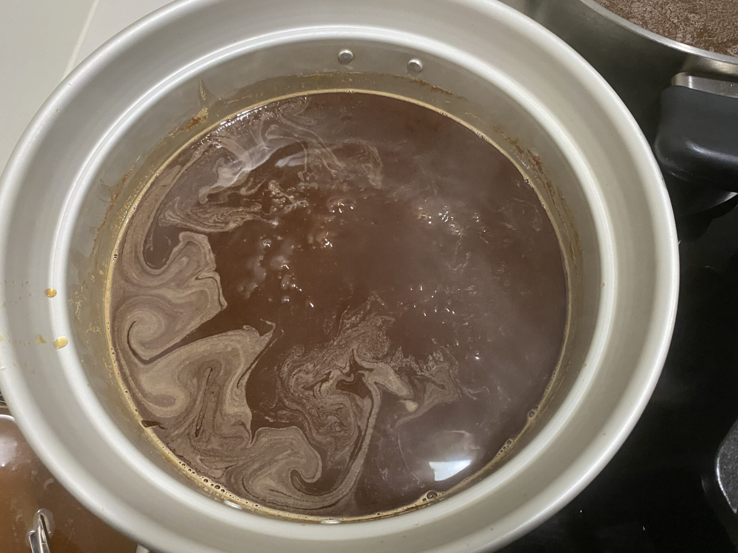 台所の鍋でりんごシロップをコトコト煮詰める様子（手作りりんごシロップ）