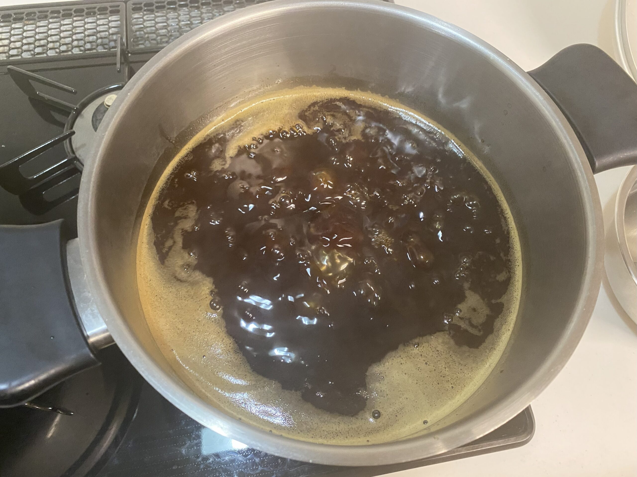りんごシロップが沸騰しながら濃く色づく様子（手作りりんごシロップ）