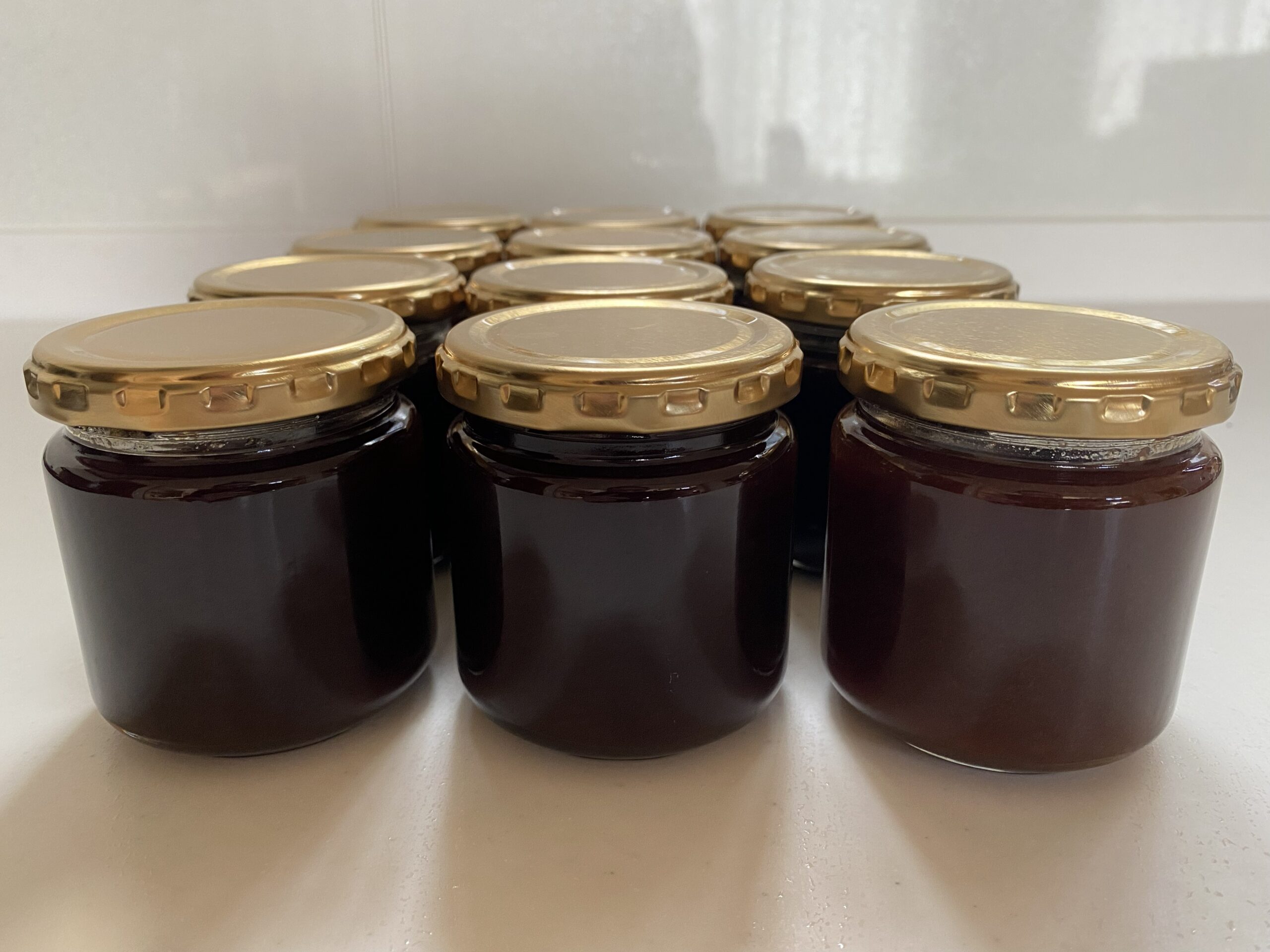 完成した無添加の手作りりんごシロップの瓶が並ぶ様子