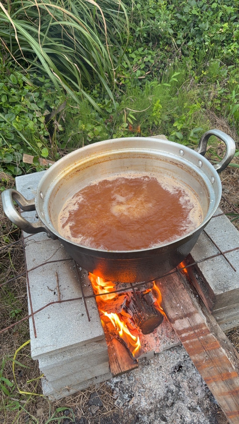 翌日も継続してりんご果汁を煮詰める様子（手作りりんごシロップ）